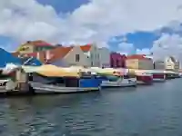 Floating Market mit Booten in Willemstad auf Curaçao
