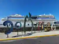 Dominica Schriftzug nahe dem Hafen von Roseau