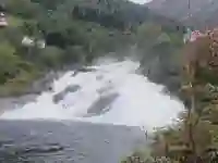 Wasserfall Hellesyltfossen im Ortszentrum