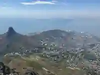 Blick vom Tafelberg über Kapstadt mit Lions Head linker Hand