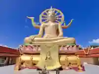 Goldene Big-Buddha-Statue im Wat Phra Yai auf Ko Samui