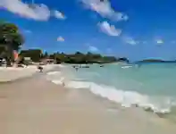 Weißer Sandstrand und türkisfarbenes Meer am Chaweng Beach auf Ko Samui