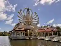 Farbenfroher Wat-Plai-Laem-Tempel mit Statue auf Ko Samui