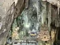 Batu Caves mit farbenfroher Treppe nahe Kuala Lumpur