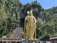 Goldene Lord-Murugan-Statue vor den Batu Caves bei Kuala Lumpur