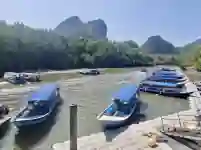 Boote am Anleger der Mangroven-Tour im Kilim Geoforest Park