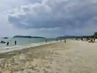 Sandstrand und Palmen am Cenang Beach auf Langkawi