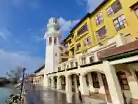 Kreuzfahrtanleger mit Hotel und Souvenirständen auf Langkawi