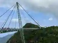 Geschwungene Sky Bridge hoch über dem Regenwald von Langkawi