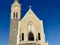 Felsenkirche auf einem Hügel in Lüderitz in Namibia