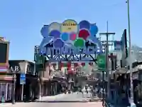 Bangla Road mit Neonlichtern im Zentrum von Patong auf Phuket