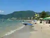 Sandstrand und Bucht von Patong Beach auf Phuket