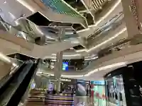 Moderne Fassade des ION Orchard Einkaufszentrums in Singapur