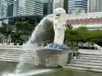 Merlion Statue mit Brunnen am Marina Bay Ufer in Singapur