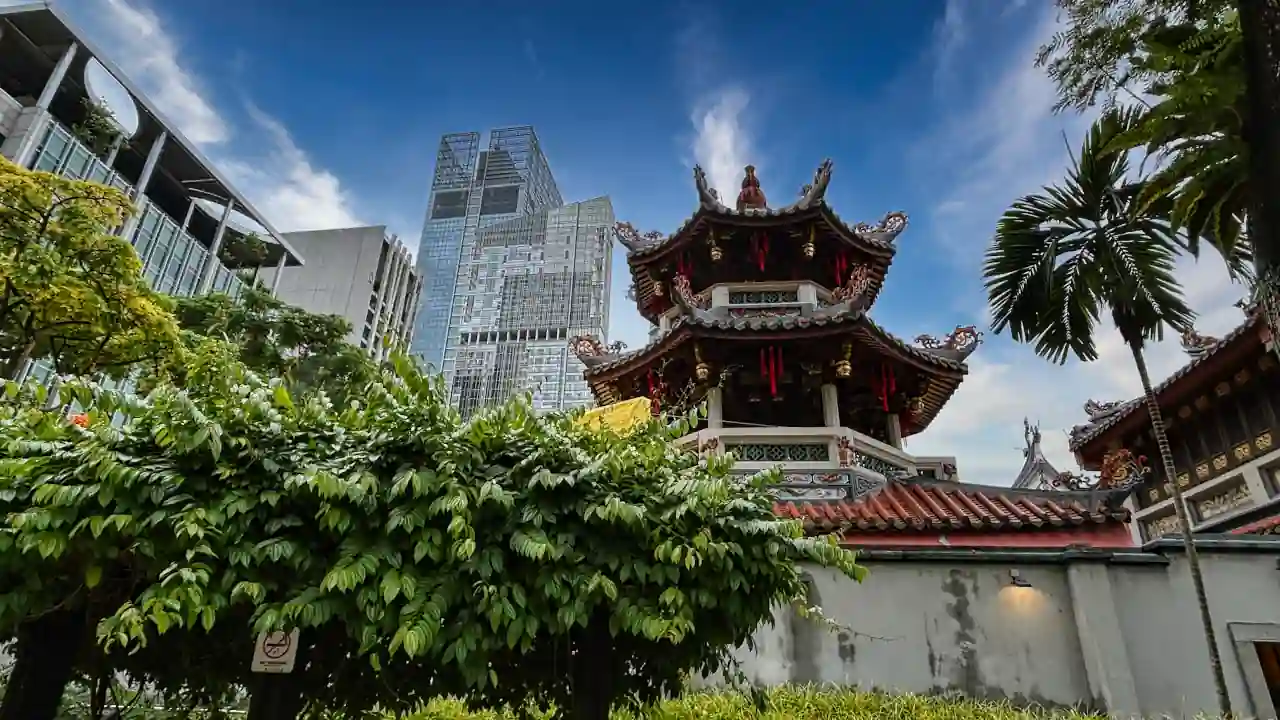Zwischen Skyline und Tempel in Asien