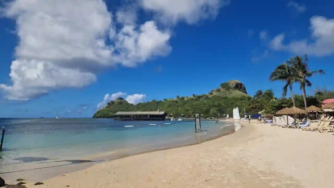 Karibischer Strand mit Kreuzfahrtschiff
