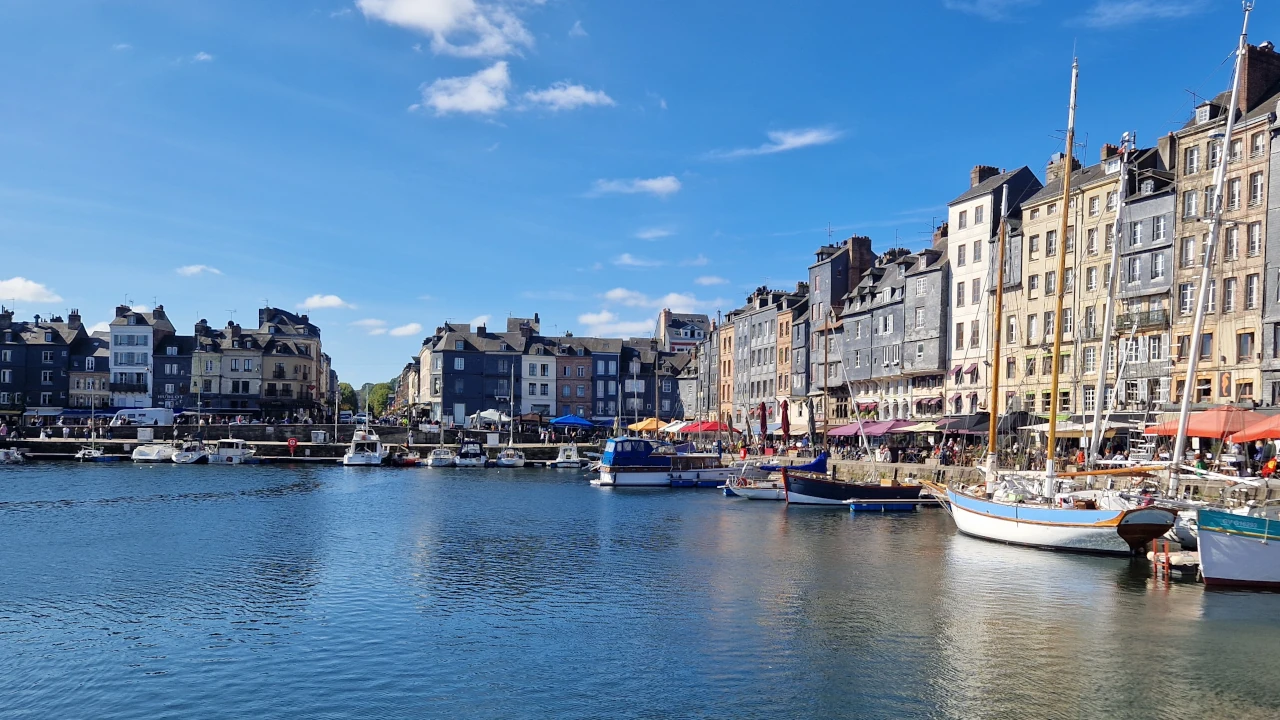 Historische Altstadt in West-Europa nahe Hafen