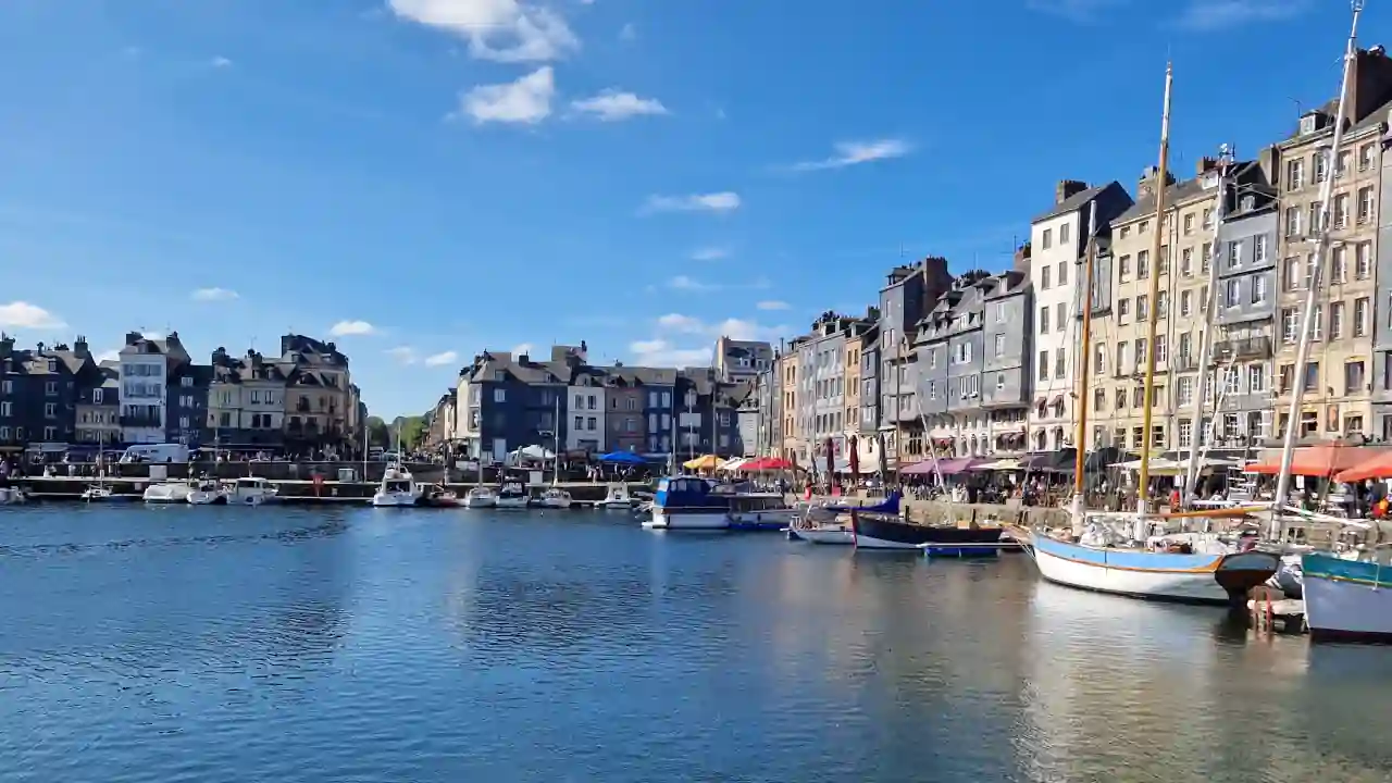 Historische Altstadt in West-Europa nahe Hafen